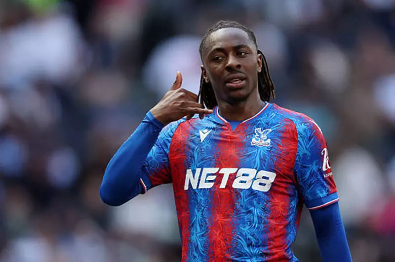 احتفال إيزي نجم كريستال بالاس